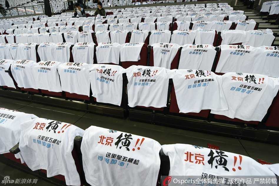 比赛失利后，看台上的北京球迷神情落寞，身穿白色助威服的小女孩在父亲的肩头茫然地看着场内，画面令人动容。