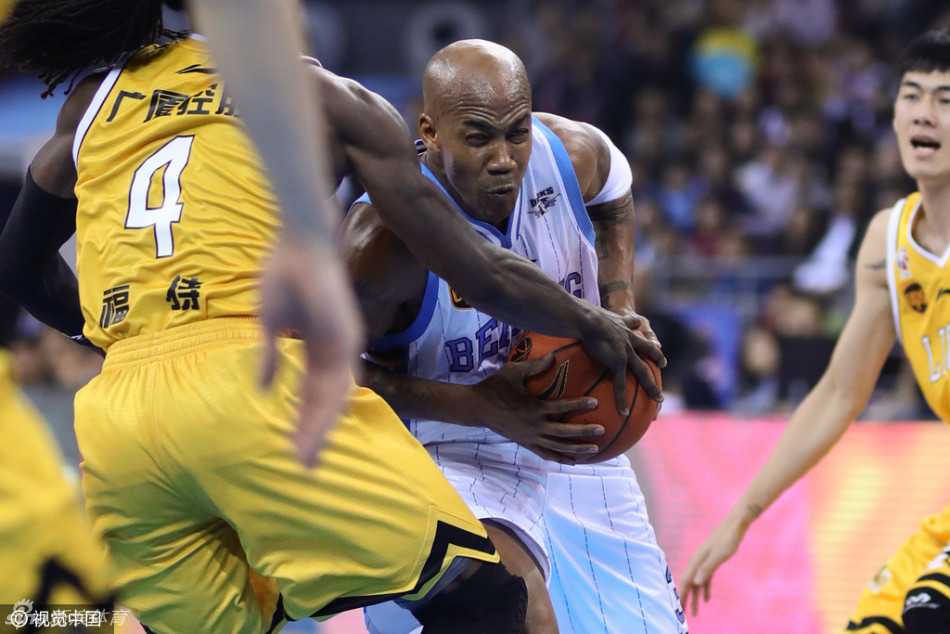 段江鹏全力张开双臂，眼神专注，试图用身体挡住福特森摧城拔寨般的突破路线