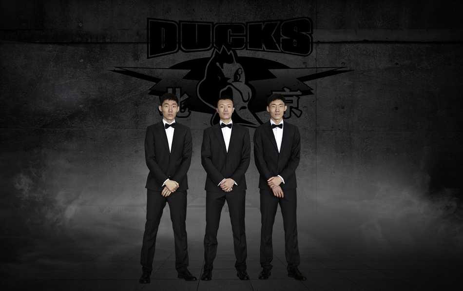 孙悦潇洒伫立，修长身姿将正装穿出T台模特的即视感，静候属于圣保罗的篮球篇章。