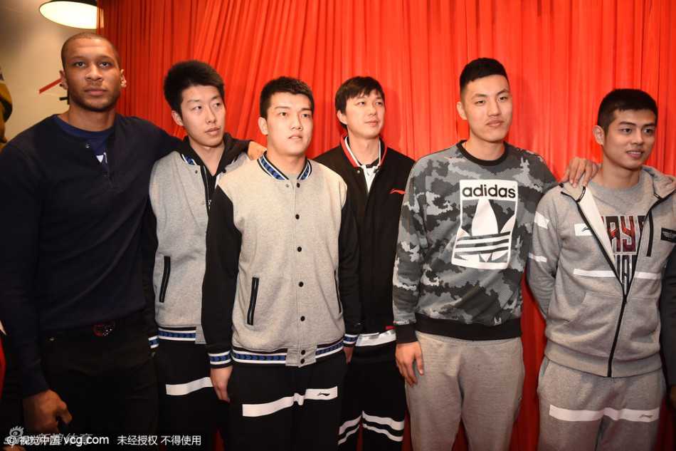 昔日的首钢兄弟们齐聚马布里之家，用最热烈的掌声和欢呼为他们的老大哥捧场，仿佛又回到了并肩作战的更衣室。