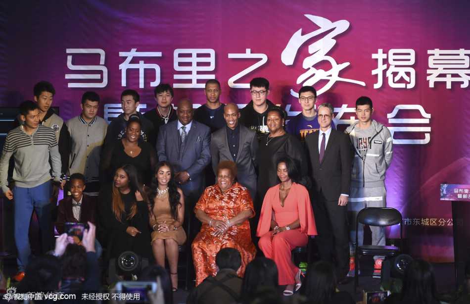 翟晓川站在一幅巨大的团队合影前，神情肃穆而充满敬意。他用手轻点着照片中的自己和老马，仿佛在与过去的辉煌进行一场无声的对话。