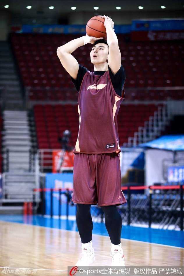 神射手朱彦西底角就位，目光穿透防守凝视篮筐，每一次出手都带着复出后的坚定与渴望，誓要用三分雨为球队攻城拔寨。