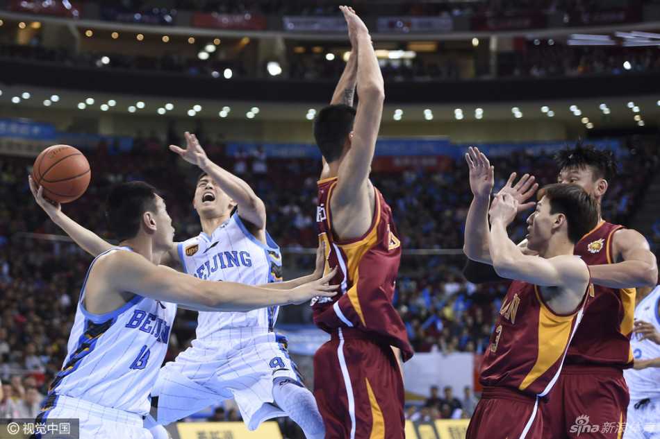 莫里斯在对方内线长臂的干扰下，依然冷静地将球举过头顶，手腕轻轻一抖，篮球空心入网，这是属于他的标志性得分方式。