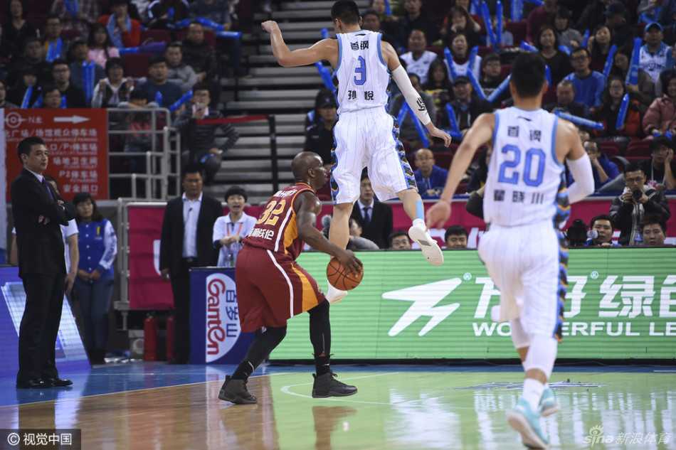 张庆鹏如一道闪电划过球场，他高速运球突破，身后的防守者只能望其项背，飘逸的球风和那股永远向前的劲头，是替补席上最强劲的火力。