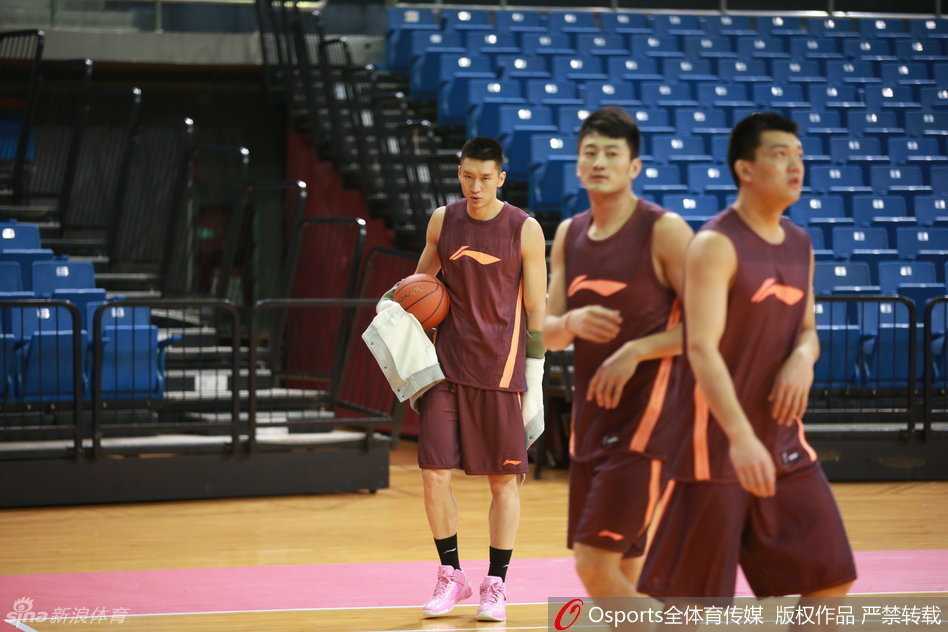 新外援杰瑞特在青岛训练中完成一次跳投，动作舒展。虽然初来乍到还叫不出队友名字，但他用刻苦的训练展现了自己融入球队的渴望。