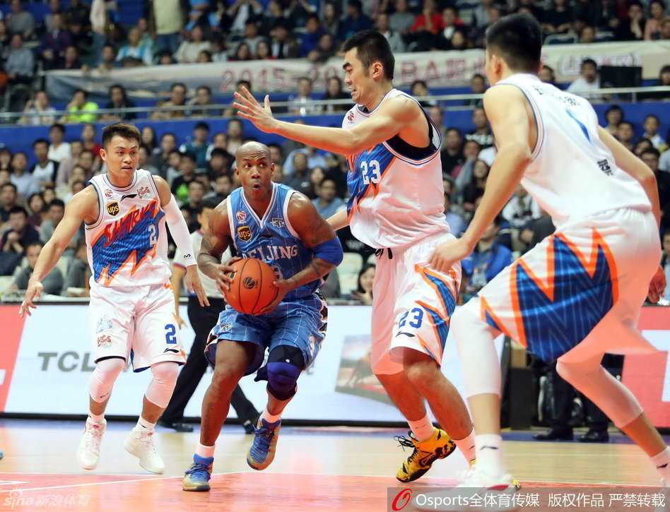 方硕如闪电般直杀篮下，空中对抗后柔和挑篮，展现“方超巨”的果敢与灵性。