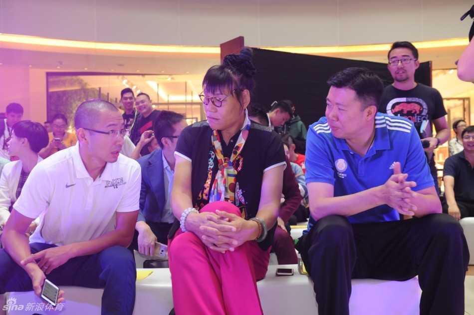 经济学家李铁站在讲台后为发布会致辞，他身后的屏幕上投射出篮战城市三对三的赛事标识，这位关注城市发展的学者正在阐述体育赛事对于激活城市社区活力的重要意义。