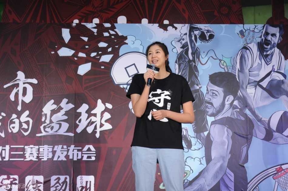 发布会结束后，篮战CEO（左一）与受邀出席的嘉宾们在巨大的活动背板前热络交谈，背景中充满设计感的赛事Logo和城市元素，预示着这场篮球风暴即将席卷全国七大城市。