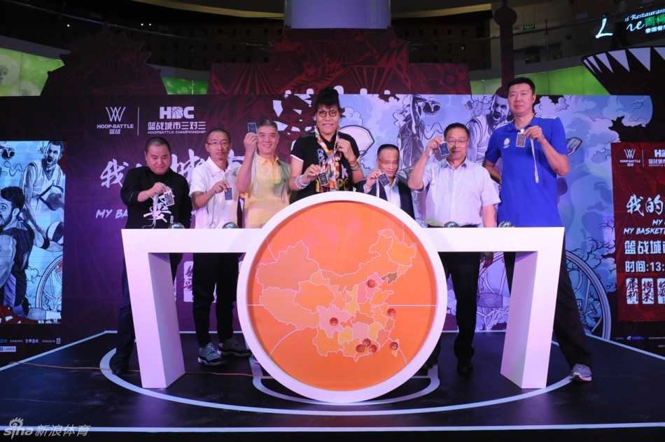 发布会现场座无虚席，媒体记者和嘉宾们聚精会神地注视着舞台，巨大的活动背板以城市剪影为背景，凸显出