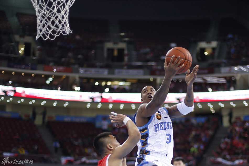 张松涛在内线接到传球，用力量扛开防守，在激烈的身体对抗中强行将球放入篮筐，展现内线硬度。