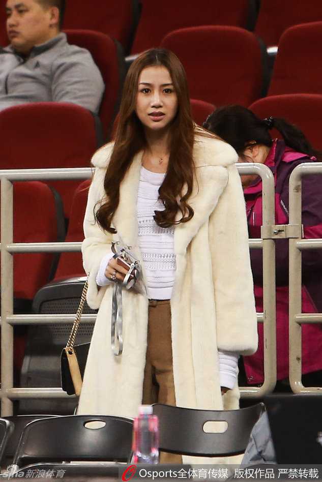 陈露与场边的观众亲切合影，脸上洋溢着灿烂的笑容。尽管只是一场季后赛的较量，她却始终保持着优雅与得体的姿态，如同场下最美的风景线，让激烈的比赛多了一抹柔和的亮色。