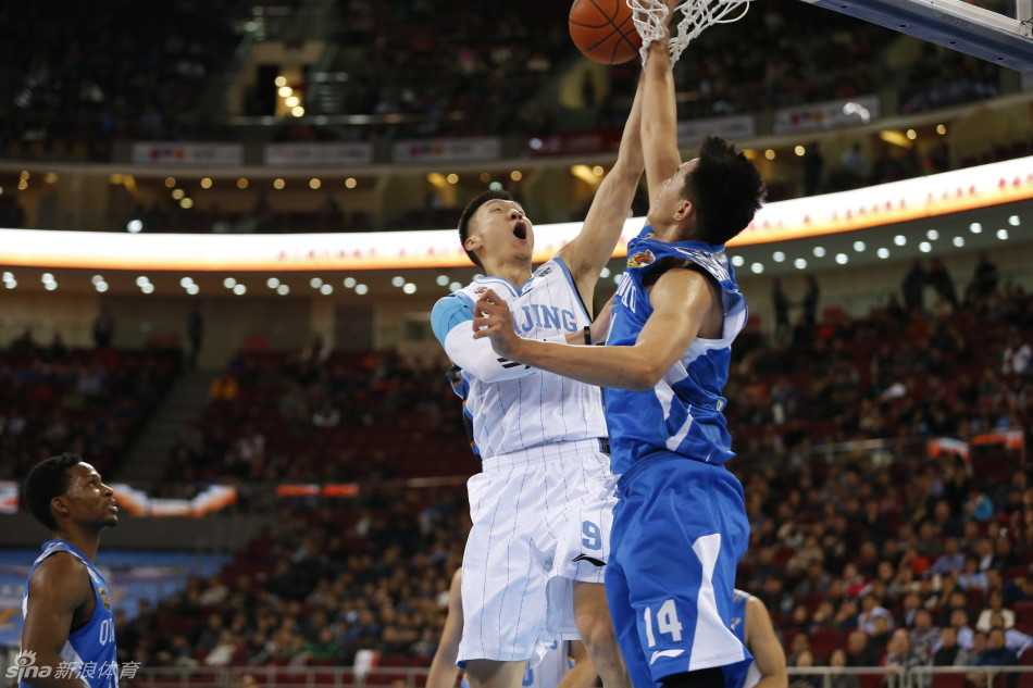 莫里斯在篮下遭遇严防死守，他顶开防守人后艰难地将球勾向篮筐，拼尽全力完成任务。