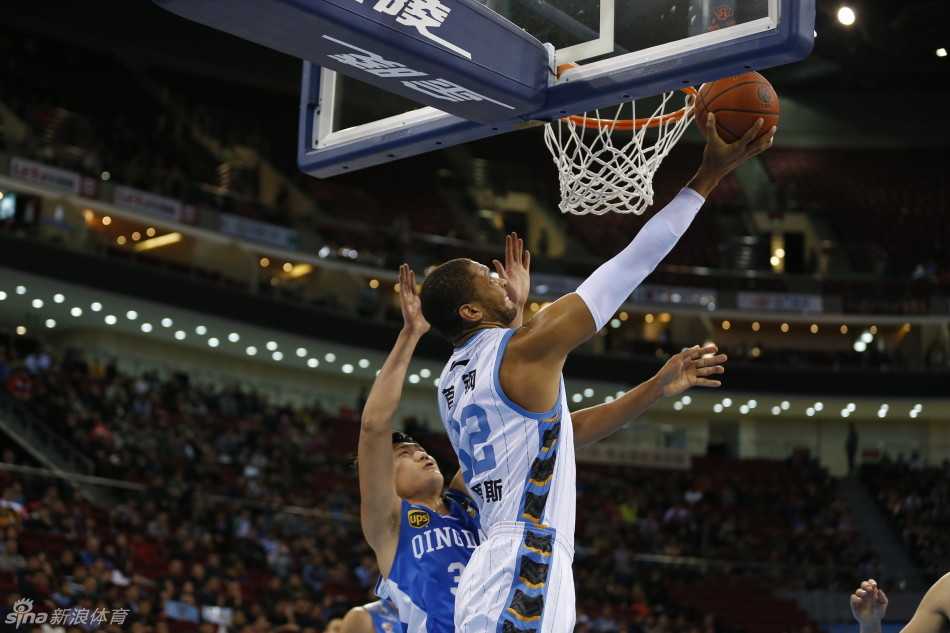 翟晓川持球加速强行突破防线，整个人的姿态充满了爆炸性的力量与一往无前的决心。