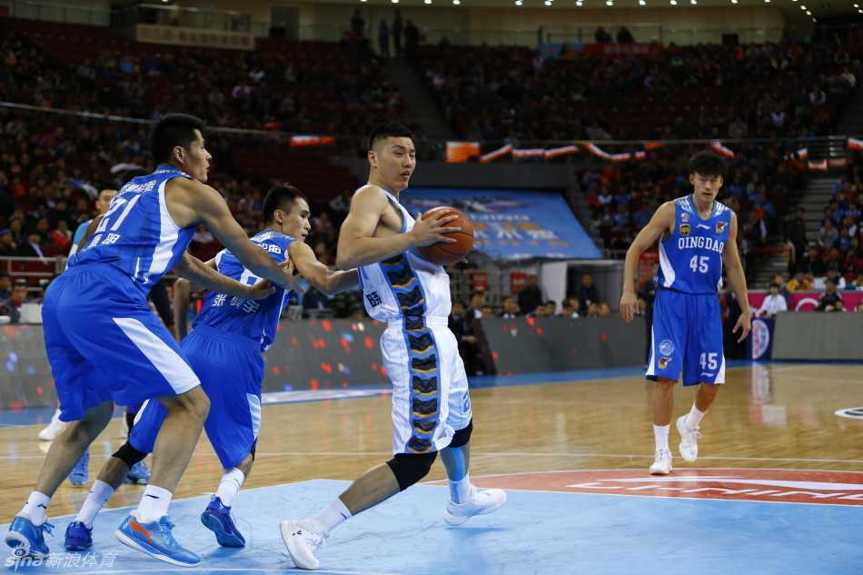 方硕借助掩护后在三分线外果断跳投，皮球出手的瞬间，眼神中充满了自信与坚决。