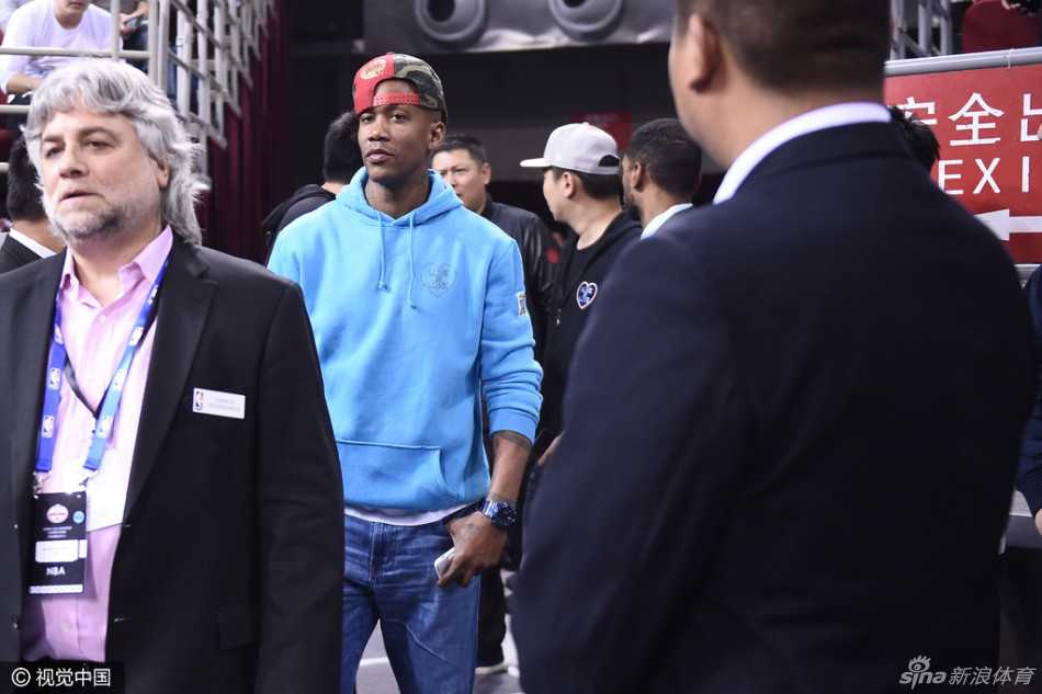 马布里站起身来，目光穿过人群寻找着什么，一身潮装让他显得格外有型，在人群中散发着独特的明星气质。