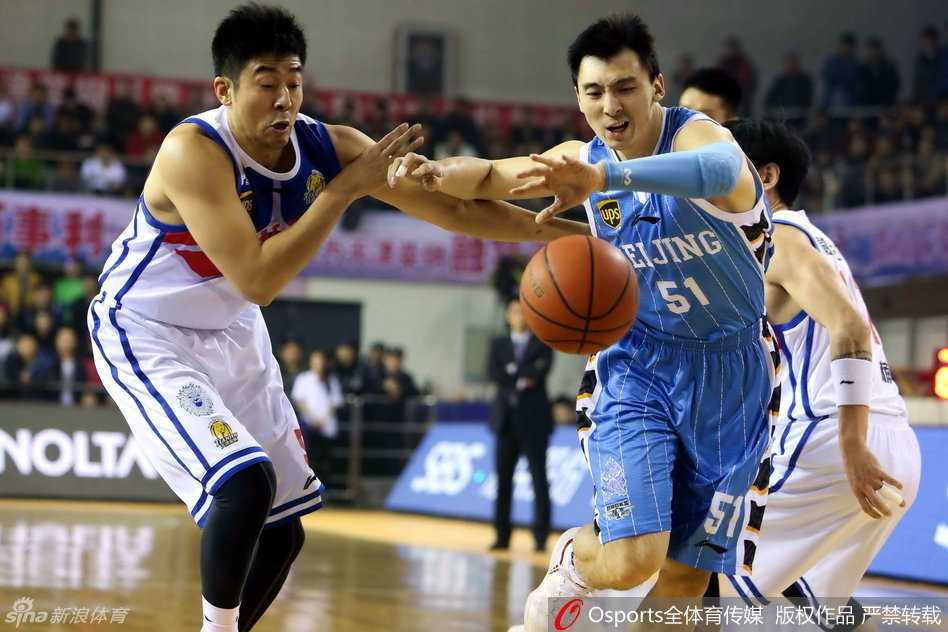 莫里斯高高跃起，用标志性的直臂跳投出手投篮，动作舒展，篮球在空中划过一道美妙的弧线。