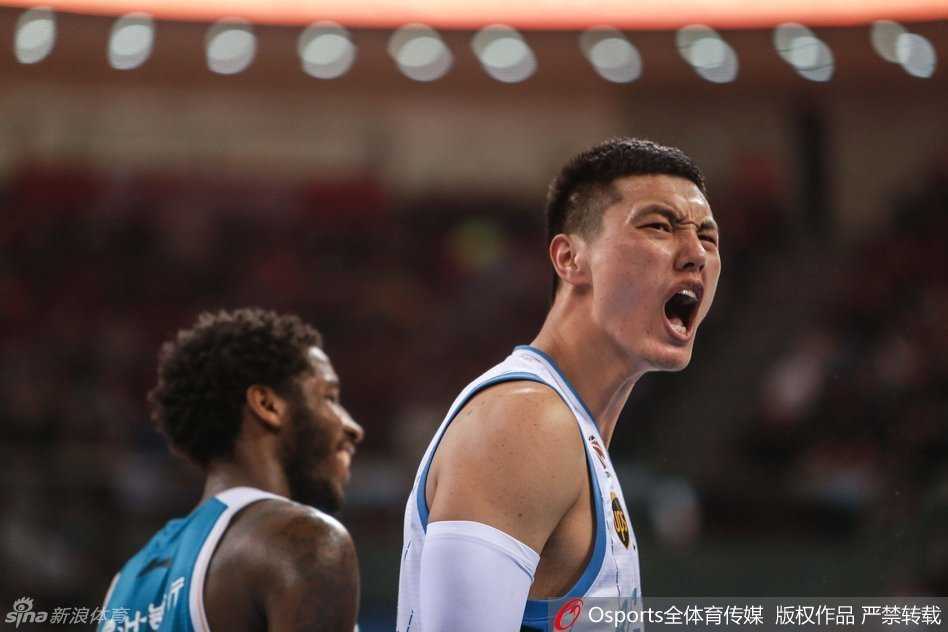 张庆鹏运球突破的瞬间，仿佛时光倒流，那个曾经在赛场上所向披靡的‘张三疯’就在眼前。