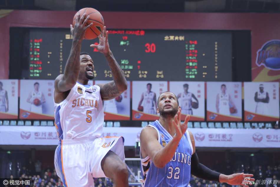 翟晓川痛苦倒地，双手紧捂脚踝，剧烈的疼痛让他眉头紧锁。队友们迅速围拢，关切地查看他的伤情，场边担架已准备就绪。