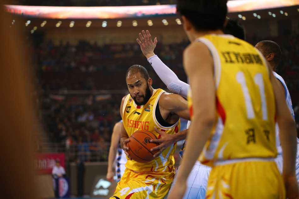 方硕持球强行突破，如利刃般撕开防线杀入禁区，面对多人合围依然毫无惧色。