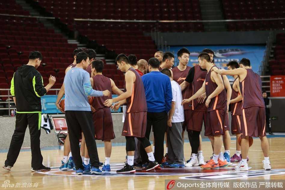 方硕在空无一人的看台前运球穿梭，篮球仿佛被他用无形的丝线牵引，每一次变向都透露出北京后卫线的灵动与自信。
