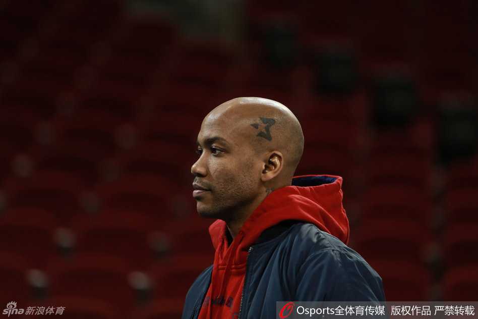 马布里在罚球线附近完成投篮，动作依旧标准流畅，稳定的罚球是他关键时刻统治比赛的致命武器之一。