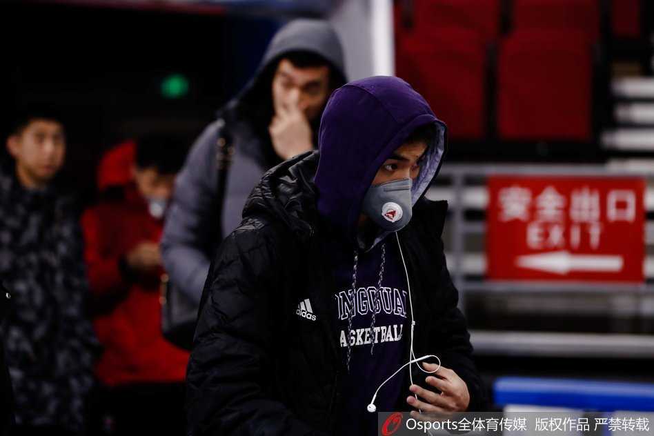 脱下口罩的瞬间，可以看到球员脸上因勒痕留下的印记，这是烈豹将士在恶劣天气下坚持职业素养的见证。