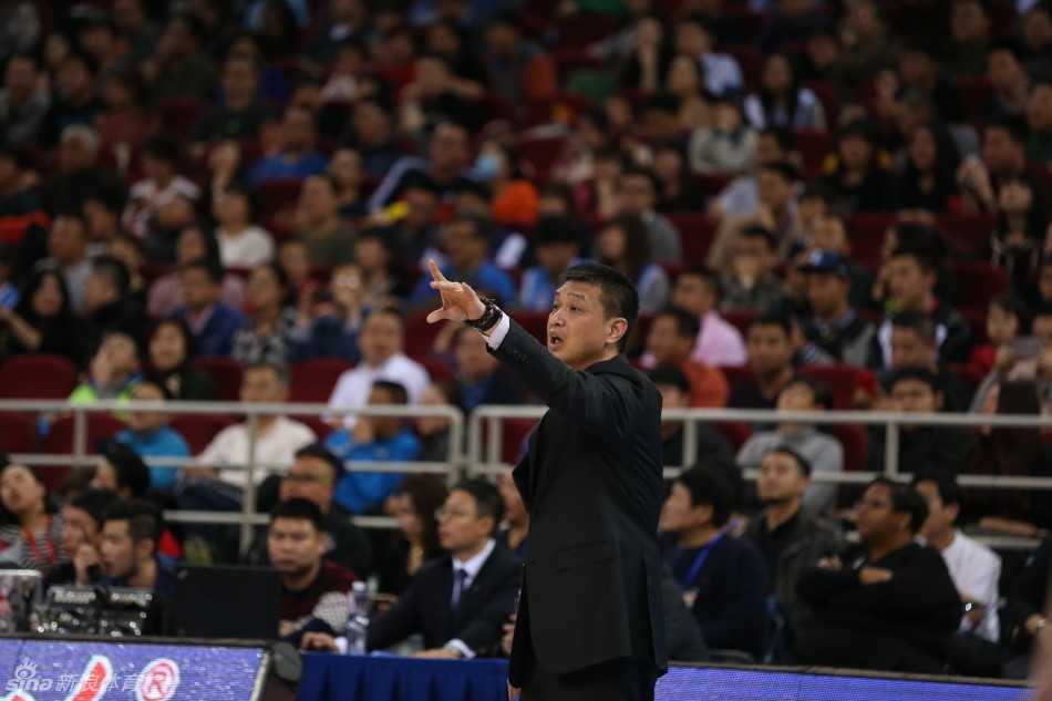 马布里全场扛起炸药包，持球强突重围，用一次次奋不顾身的冲击试图拯救球队。