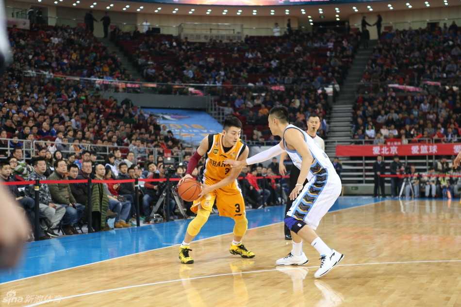 段江鹏面对旧主毫不手软，持球单打节奏多变，强行突破上篮展现出强悍的个人能力。