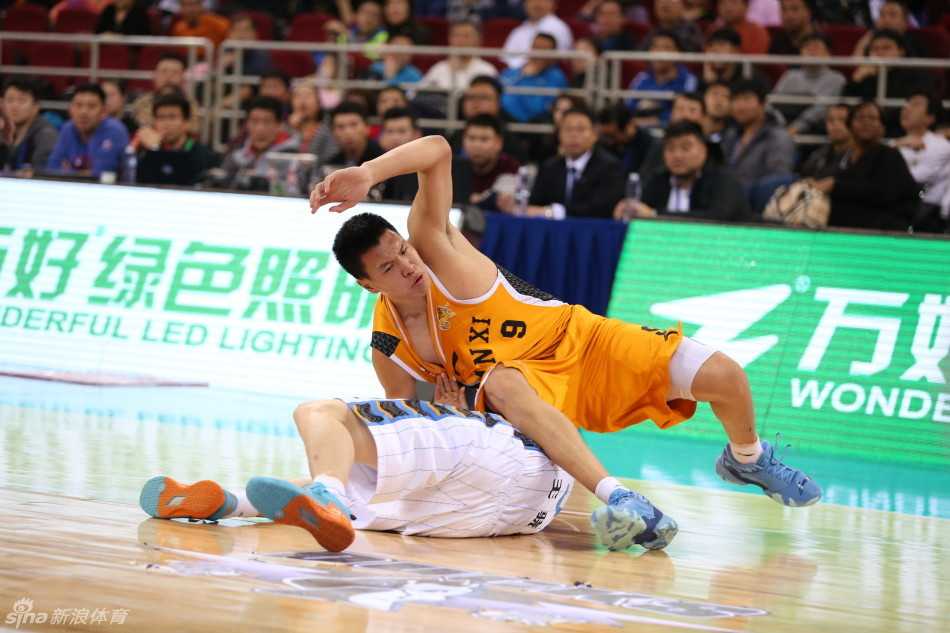 马布里与对手肌肉碰撞拼抢球权，眼神中透露出对胜利的无限渴望与不屈斗志。