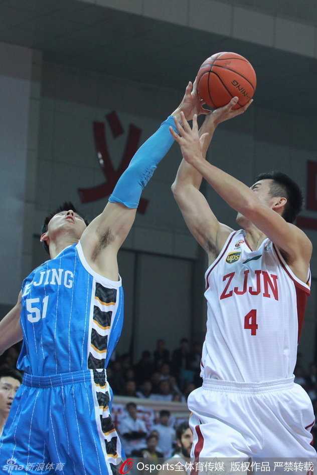 吉喆在对方外援面前跃起擎天巨掌，指尖几乎触碰篮板上沿，完成一次霸气十足的排球大帽，五棵松瞬间沸腾。