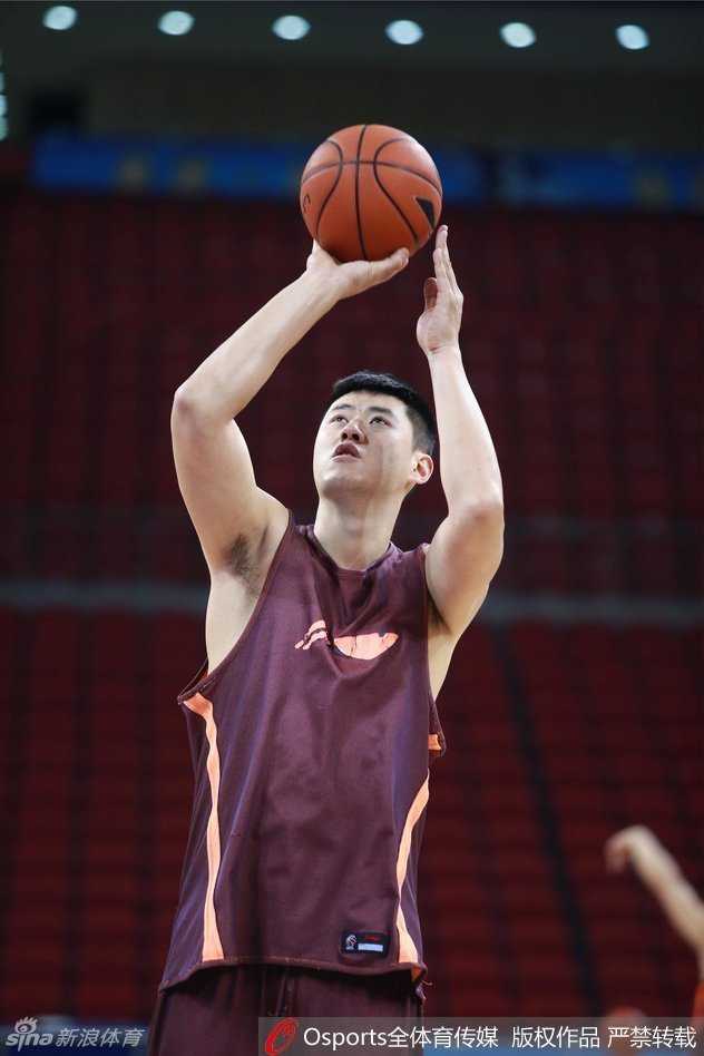 已经宣布或将最后一季的马布里，在训练中一丝不苟，眼神坚毅。他手持战术板，如同球场上的将军，即使只是队内训练，也要将每一个战术细节贯彻到底，用实际行动诠释着领袖的责任。