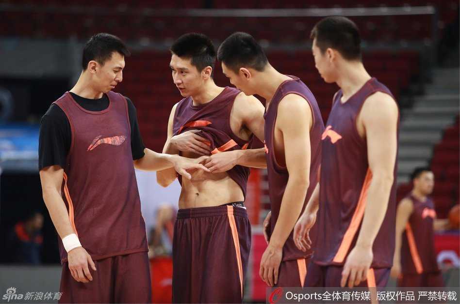 核心外援马布里与队友吉喆进行着默契配合。训练结束后，两人仍在交流着防守心得，老马用手比划着，吉喆则认真聆听。这对并肩作战多年的战友，用行动诠释着信任与担当。