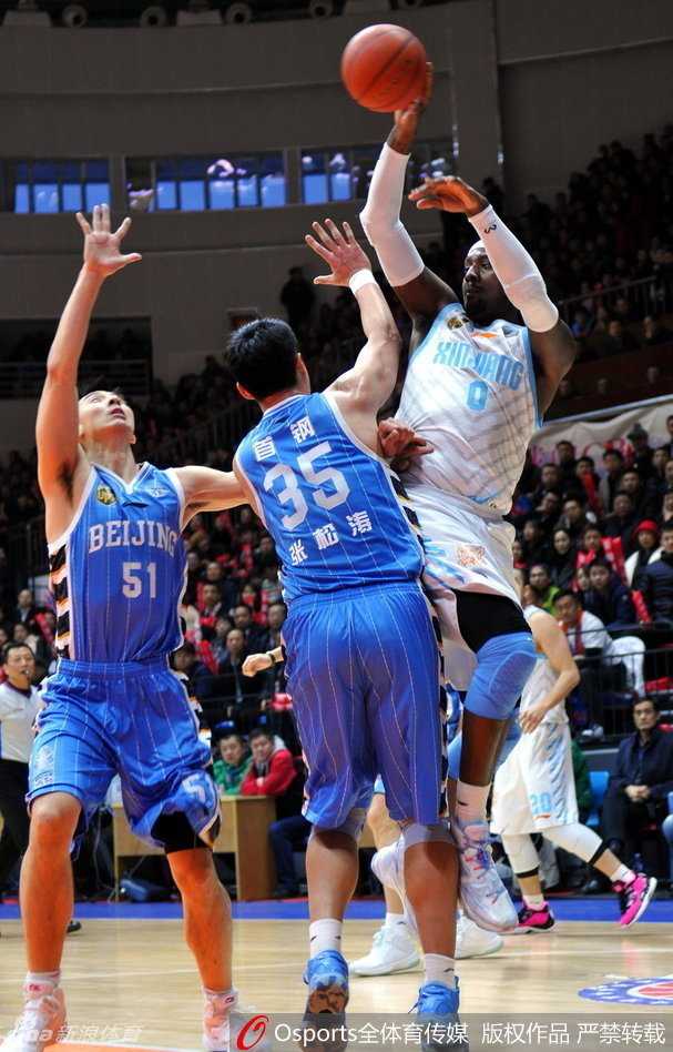 五棵松体育馆内座无虚席，球迷们挥舞着手中的助威棒，掀起一波又一波人浪，声嘶力竭地为北京首钢队呐喊助威，整个场馆弥漫着季后赛独有的紧张与狂热气息。