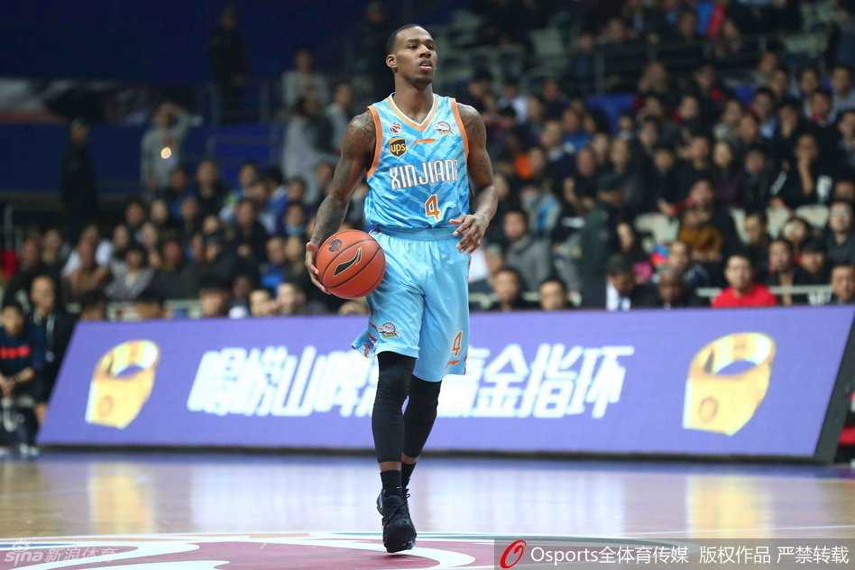 暂停时分，西热力江与周琦肩并肩站在场边，西热用力比划着防守站位，周琦则低头认真倾听，两人神情严肃地交流着战术心得。