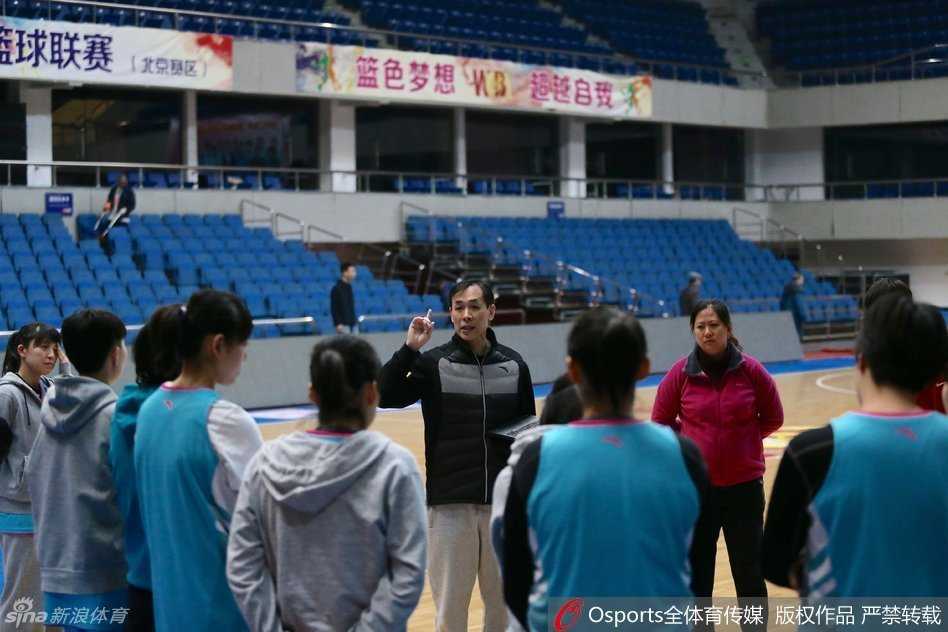 新疆女篮备战训练中笑容灿烂，轻松氛围下隐藏着对总冠军的无限渴望