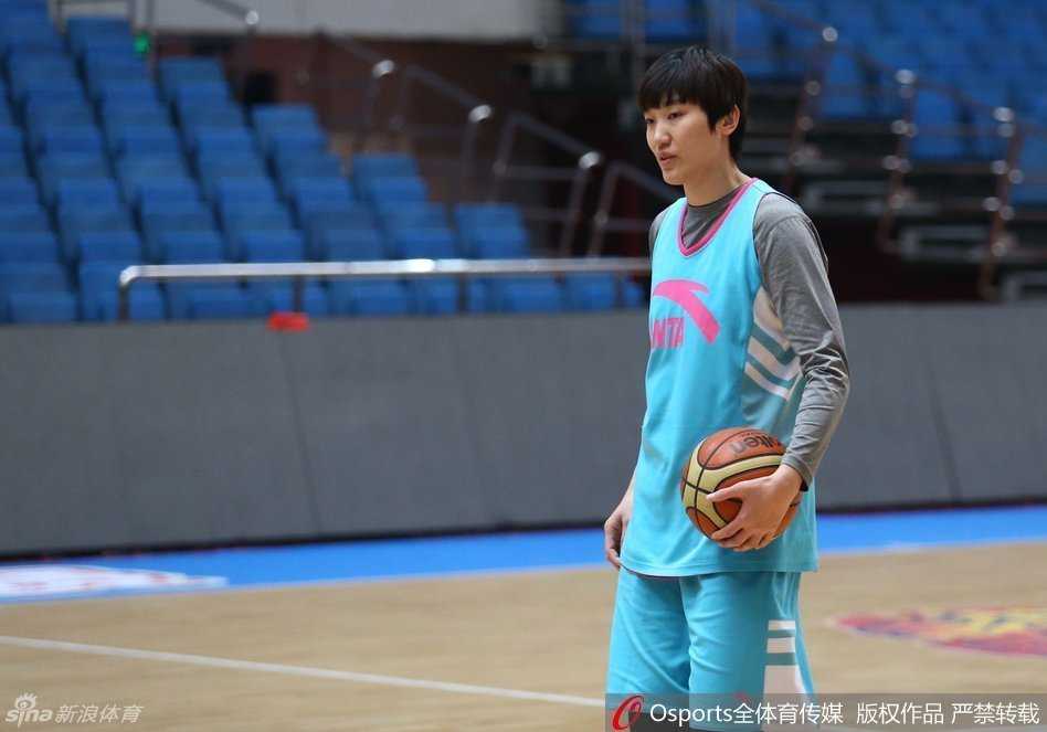 北京首钢女篮主帅许利民双手叉腰在场边督训，神情严峻地注视着队员们的每一次攻防