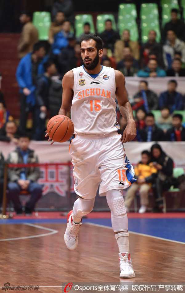 王治郅与哈达迪在场边亲切交谈，两位传奇中锋同框的画面引人感慨