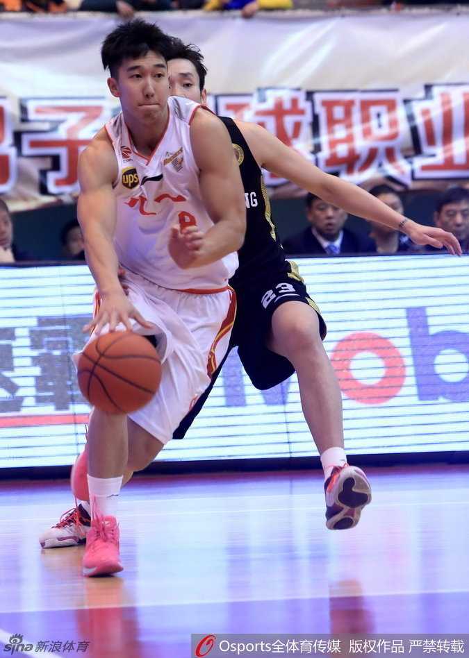 哈达迪在八一队员的严密防守下强行运球，高大的身躯在人群中显得格外醒目