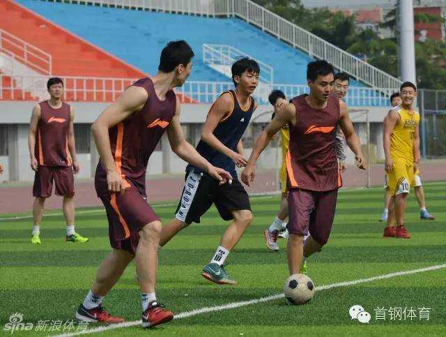 夕阳余晖洒在训练场上，穿着各自球衣的一队和二队队员混站在一起，勾肩搭背，畅谈着刚才比赛中的精彩瞬间，每个人的脸上都挂着真诚而灿烂的笑容。