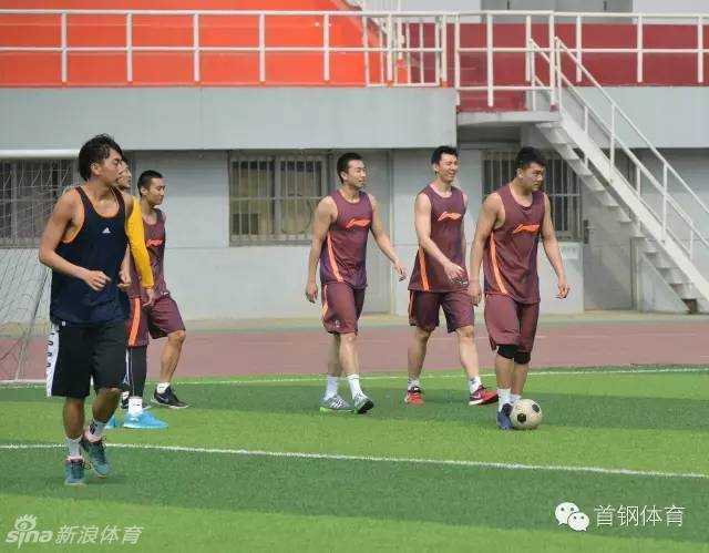 赛后，满头大汗的王鑫磊（东子）被队友们团团围住，大家模仿着足球明星的庆祝动作，为他送上“膜拜”，这欢乐的一幕让场边的摄影师都笑弯了腰。