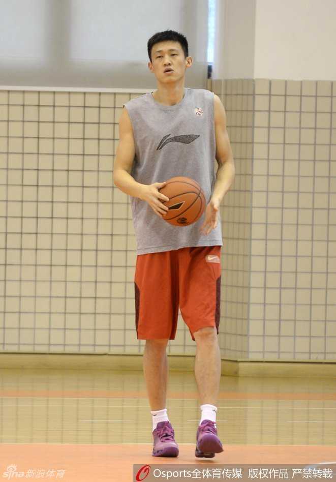 王仕鹏出手三分后手势定格，眼神如鹰隼般盯着球的轨迹，身旁的周鹏早已准备冲抢篮板，两人无声的默契正是广东锋线横扫联盟的底气。