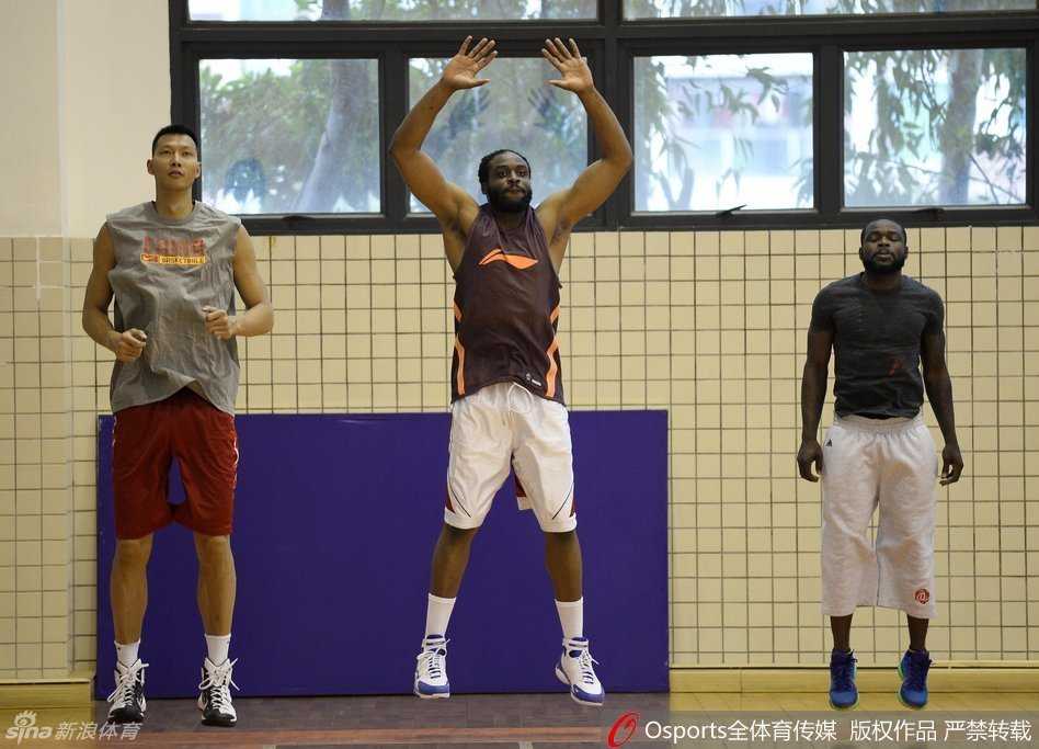 孙军场边指导方硕，手指战术板神色专注，吉喆和莫里斯在一旁认真聆听，这堂“临时小课”背后是CBA老中青三代篮球人的传承。