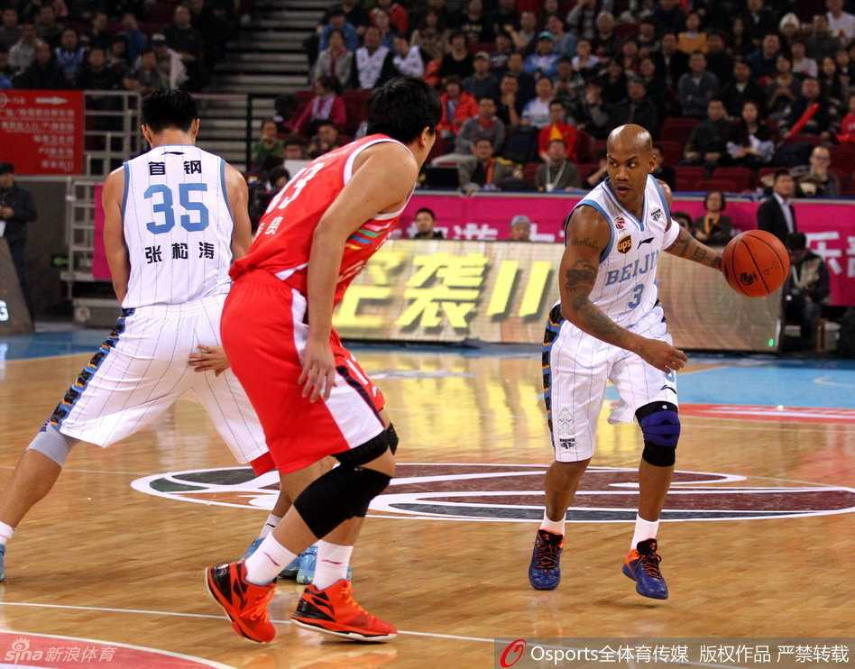 内线巨塔张松涛用身体牢牢挡住防守者，为队友筑起一道坚实的屏障，扎实的挡拆配合是团队篮球进攻流畅的关键。