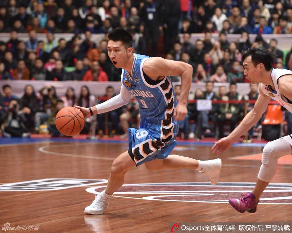 孙悦如大圣降临般持球迅疾突破，眼神中透出坚定与杀气