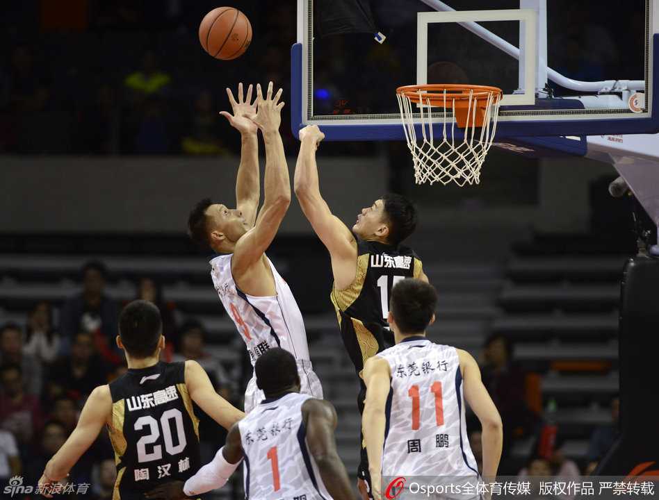 山东队球员陶汉林在防守中看准时机，腾空而起送给对手一记结实的盖帽，皮球被直接扇出界外，展现了其内线防守悍将的本色。