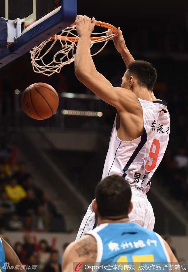 在激烈的篮板球争抢中，多名球员手臂交缠，肌肉紧绷，皮球仿佛拥有生命一般在指尖跳跃，谁都无法轻易将其征服。
