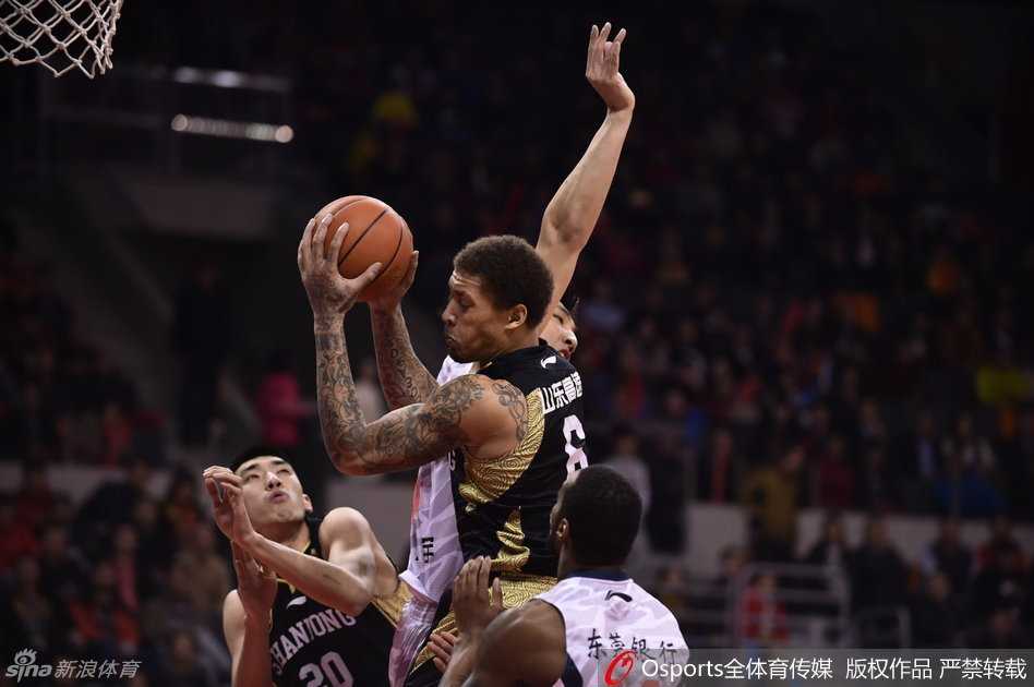 山东队睢冉沉着运球推进，周鹏在身后紧紧跟随，伺机完成抢断。