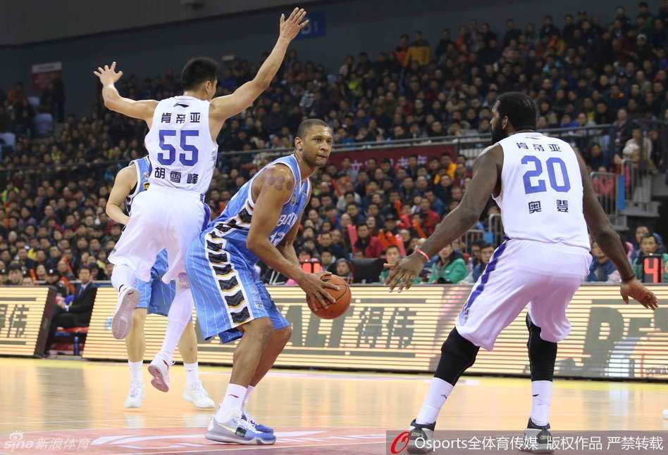 胡雪峰俯身单臂将球拍落，马布里重心失衡失去球权，旁边准备接应的队友脸上写满了惊讶。