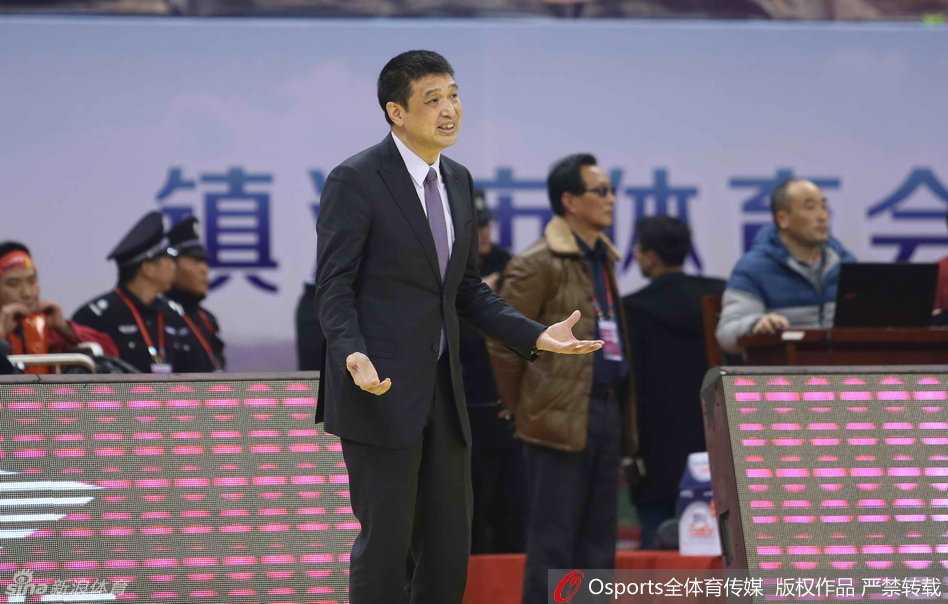 吉喆高高跃起单臂将球砸进篮筐，身后追防的江苏球员面露无奈，整个球馆为之沸腾。