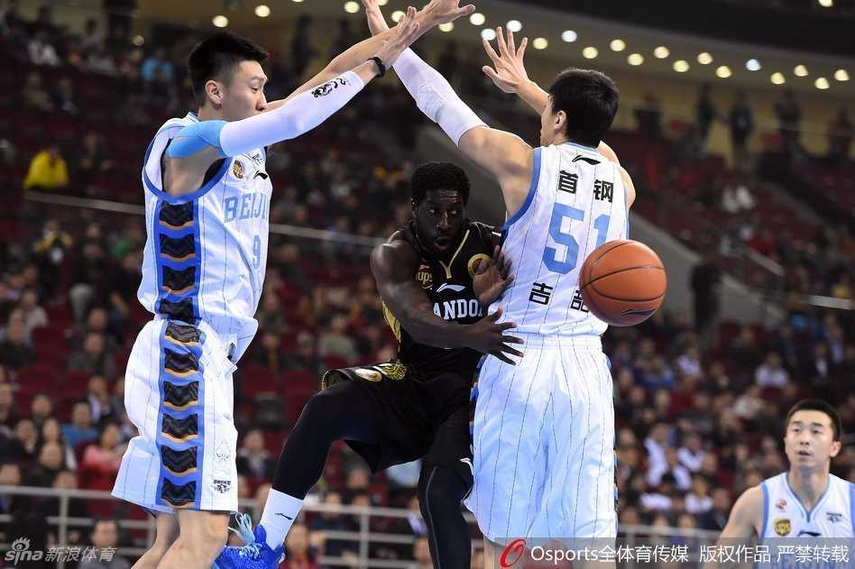 丁彦雨航痛苦倒地，手指渗出的鲜血染红了绷带，这是总决赛战场上最真实、最残酷的勋章。